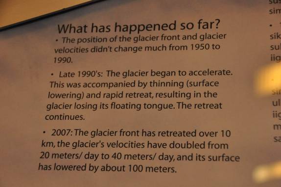 Painel com informações sobre o que vem acontecendo com a geleira de Ilulissat, na Groelândia